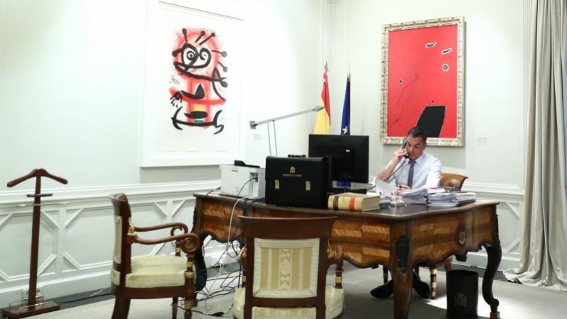 Sánchez, en su despacho mientras hablaba con Biden | Foto: Pool Moncloa/Fernando Calvo