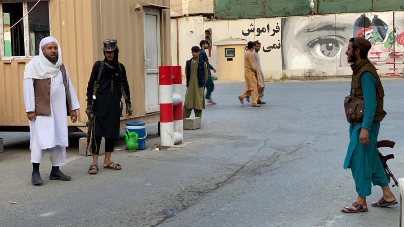 Talibanes revisando vehículos en Kabul.