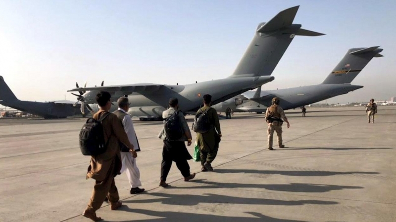 Una línea de personas siendo evacuadas de Afganistán.