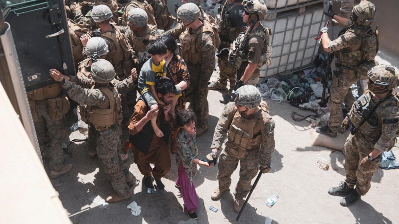 Marines estadounidenses y soldados noruegos colaboran en la seguridad de un puesto de control del aeropuerto de Kabul para garantizar que los evacuados sean procesados de forma segura. REUTERS