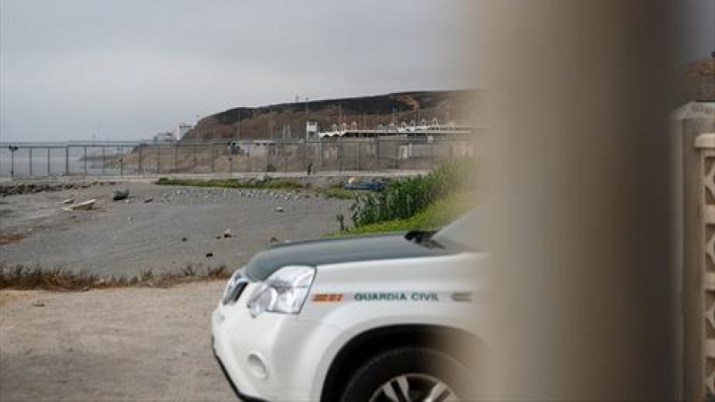 Foto de archivo. Un coche de la Guardia Civil, en la frontera de Tarajal en Ceuta.