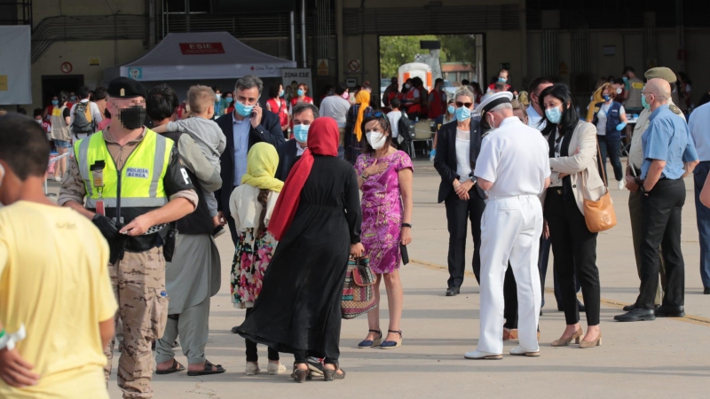 La ministra de Defensa, Margarita Robles, durante el recibimiento a un nuevo avión procedente de Dubái con 292 personas evacuadas desde Afganistán, en la Base Aérea de Torrejón, a 25 de agosto de 2021.