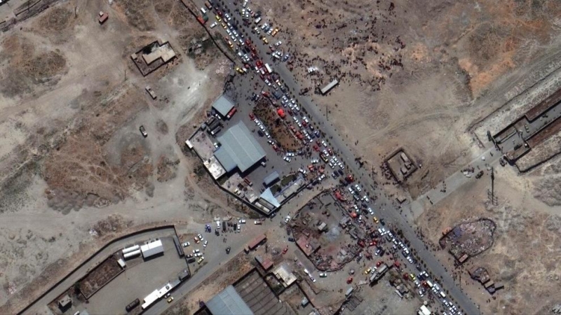 Vista aérea de la aglomeración de personas en las entradas al aeropuerto de Kabul el pasado martes