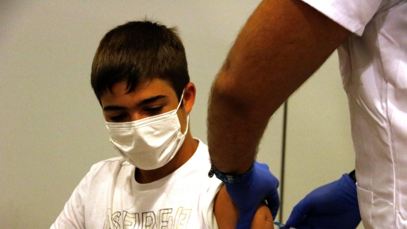 Imatge d'un adolescent vacunat a Manresa aquest agost.
