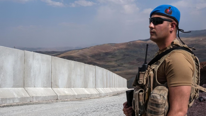 Un soldado turco vigila el muro en la frontera con Irán.