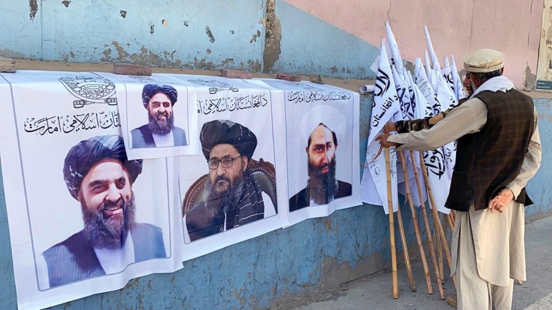Un hombre vende banderas de los talibanes y fotos de sus dirigentes en Kabul.