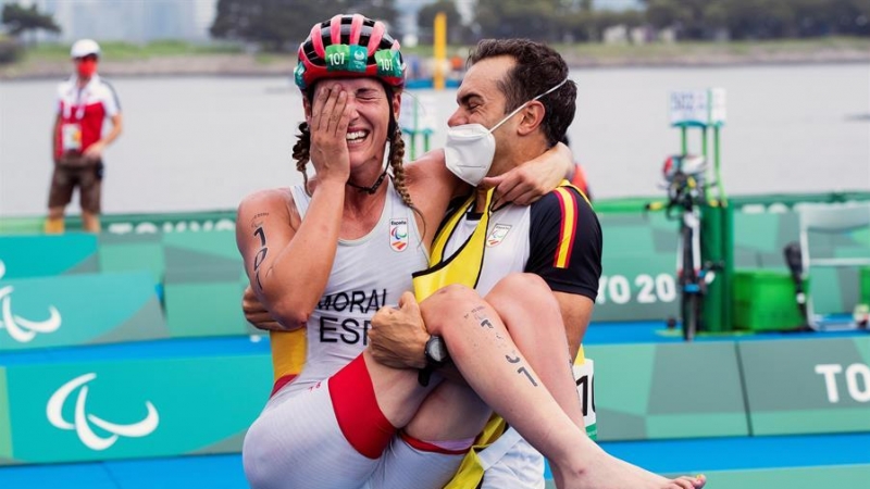 La triatleta española Eva Moral, en la clase PTWC1 de deportistas con discapacidad física, logró la medalla de bronce en la prueba disputada en el Parque Marino de la bahía de Odaiba de Tokio.