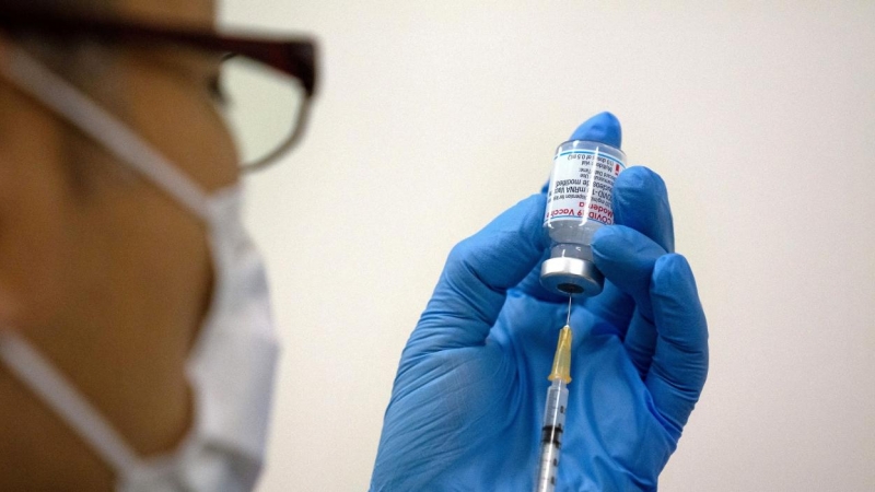 El personal médico prepara la vacuna contra el coronavirus de Moderna que se administrará en el centro de vacunación masiva recientemente inaugurado en Tokio, Japón, el 24 de mayo de 2021