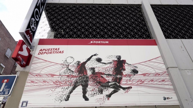 Cartel publicitario de un local de apuestas deportivas de Sportium, en Madrid. E.P./Eduardo Parra