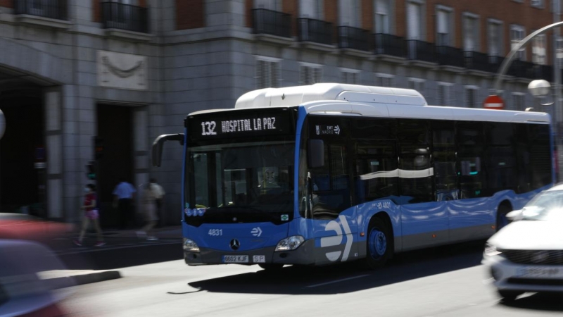 Un autobús urbano de la EMT circula por las inmediaciones del intercambiador de Moncloa, en Madrid (España), a 1 de julio de 2020.