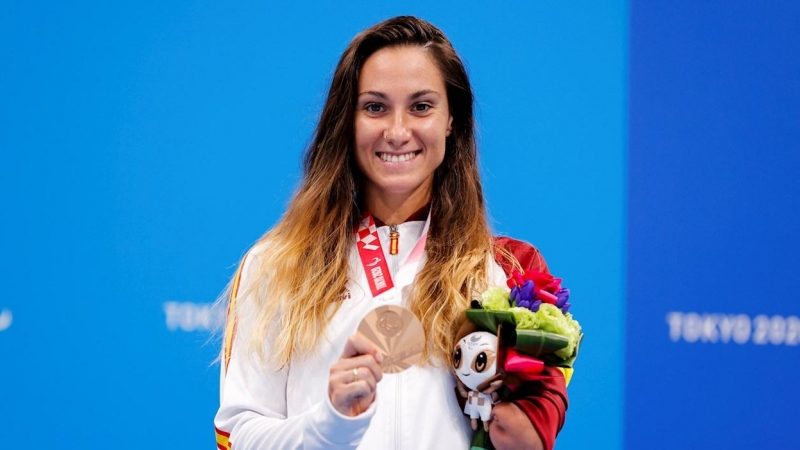 02/09/2021  La nadadora Sarai Gascón con su medalla de bronce