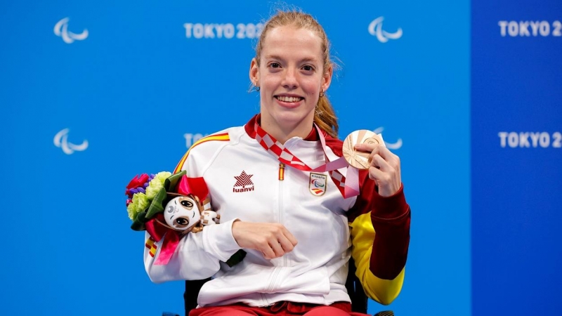 02/09/2021 La nadadora Marta Fernández posa con su medalla de bronce