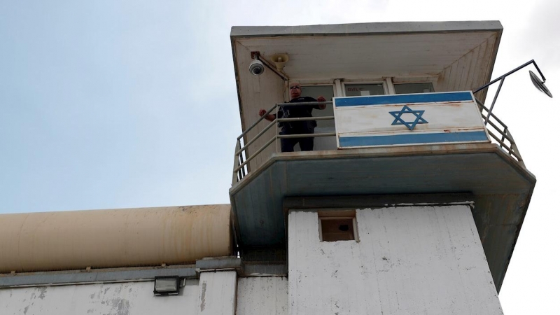 Un oficial de seguridad vigila desde una torre de observación en la prisión de Gilboa, en el norte de Israel, el 6 de septiembre de 2021