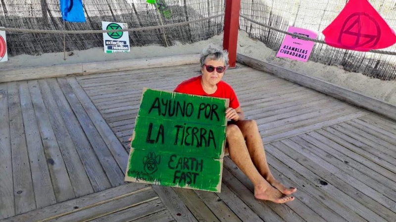 Karen Killen, activista de Xtinction Rebellion, muestra una pancarta que dice 'Ayuno por la Tierra' durante su huelga de hambre.