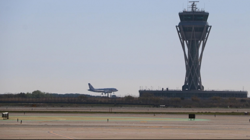Un avió aterrant a l'aeroport del Prat en una imatge d'arxiu.