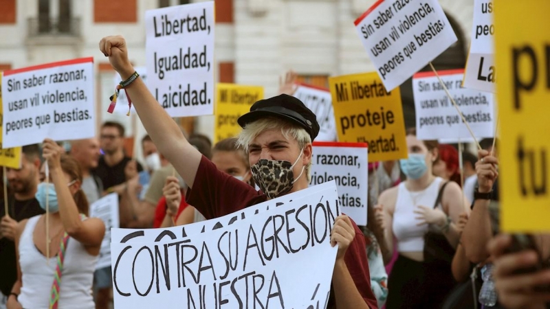 08/09/2021.- Cientos de personas se congregan el la madrileña Puerta del Sol para pedir fin a la violencia homófoba y contra el colectivo LGTBIQ+, este miércoles. EFE/Kiko Huesca