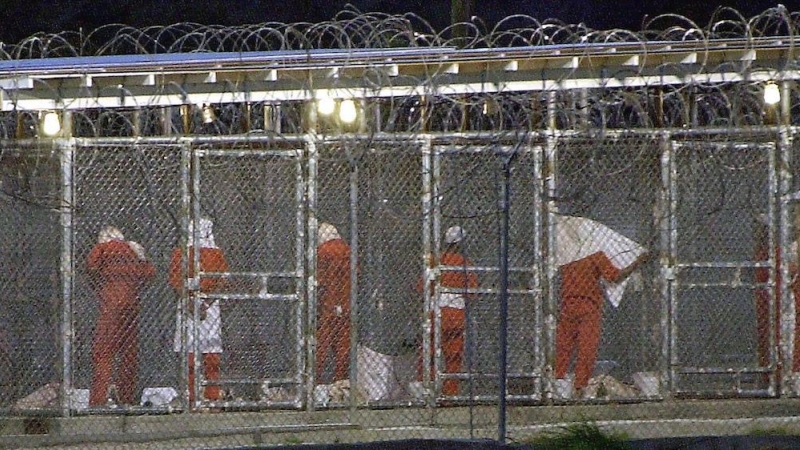 Detenidos encapuchados en Guantánamo, el 4 de marzo de 2002.