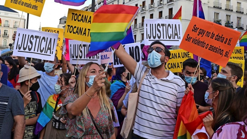 Manifestantes durante la concentración convocada por diferentes asociaciones LGTBI+ para denunciar la pasividad de las instituciones madrileñas ante la ola de agresiones que sufren, este sábado en la Puerta del Sol de Madrid.