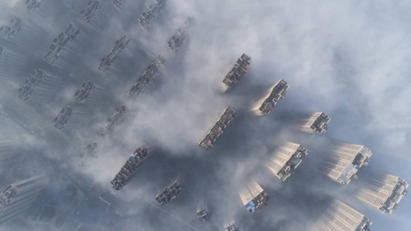 Aire contaminado cruzando unos rascacielos en China.