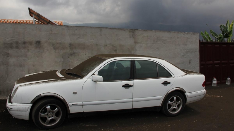 Un coche blanco cubierto por una fina capa de cenizas en Las Lagunas, cerca de Todoque.