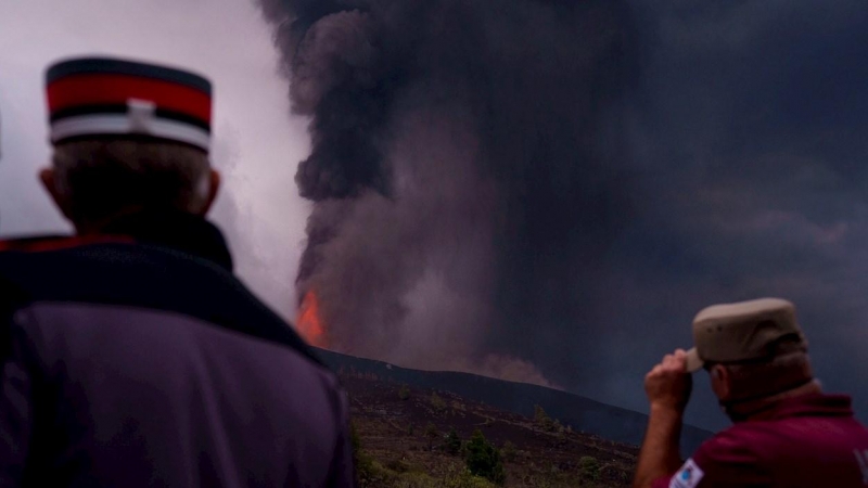 Dos vecinos observan la erupción del volcán de La Palma este miércoles 22 de septiembre.