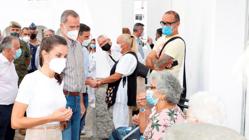 Los Reyes Felipe y Letizia conversan con las personas alojadas en el acuartelamiento de El Fuerte, tras ser evacuadas de sus viviendas como consecuencia de la erupción de un volcán el La Palma.