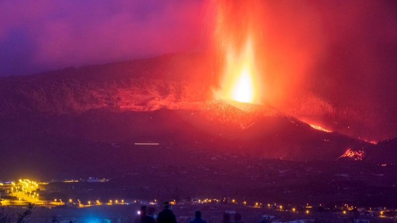 Centenares de personas acuden cada día a este improvisado mirador del municipio de Los Llanos de Aridane para observar el desarrollo de la erupción.