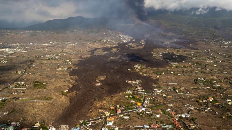 24/09/2021 La lava fluye alrededor de las casas tras la erupción de un volcán en la isla de La Palma
