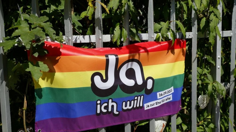 Bandera LGTBI con un mensaje a favor del matrimonio igualitario.