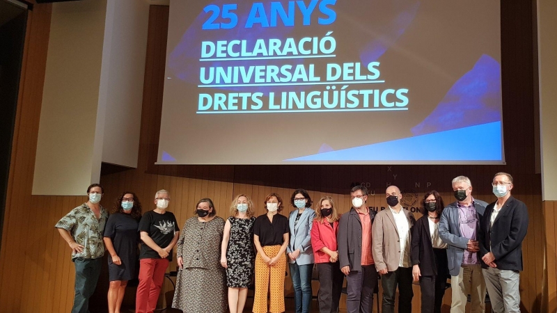Foto de família dels participants a l'acte pels 25 anys de la Declaració Universal dels Drets Lingüístics.