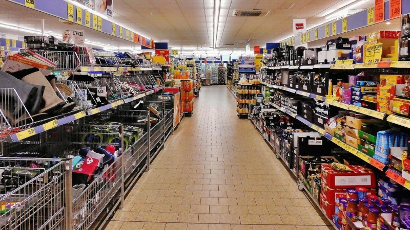 Estantes con diferentes productos en un supermercado.