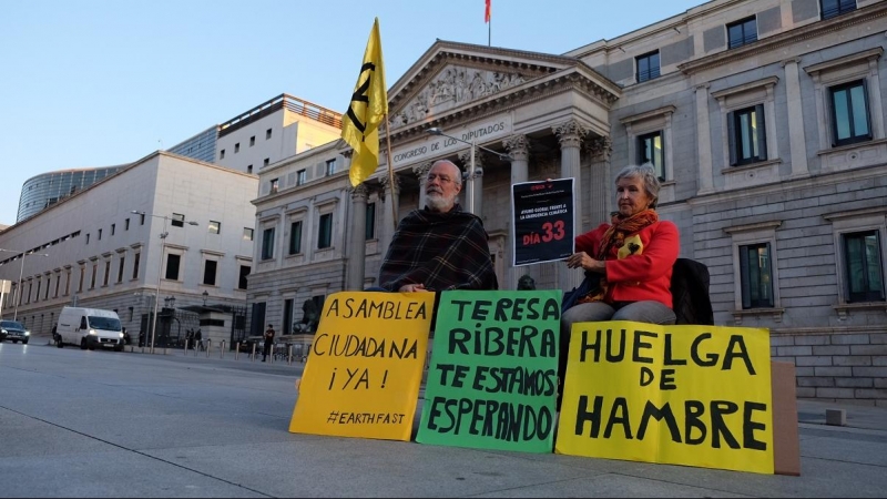 Los dos activistas de Extinction Rebellion en huelga de hambre frente al Congreso de los Diputados.