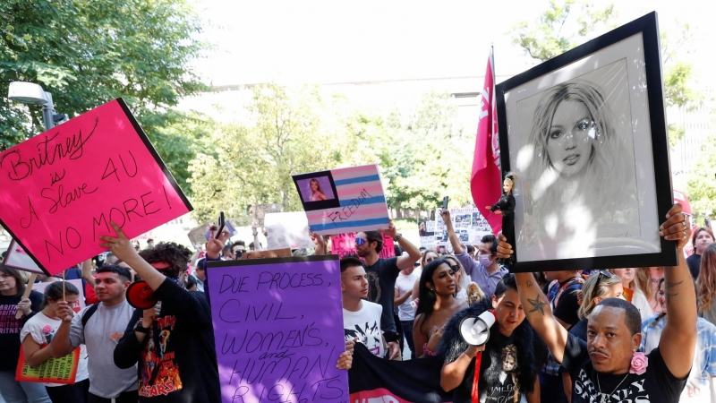 Los fans de Britney Spears sostienen carteles y un dibujo de la cantante a las afueras de la corta donde se ha decidido poner fin a la tutela de su padre en Los Ángeles este 30 de septiembre de 2021.