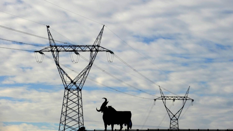 Los hogares vulnerables españoles son los más castigados de Europa por la subida de la luz: pagan un 55% más que hace seis meses