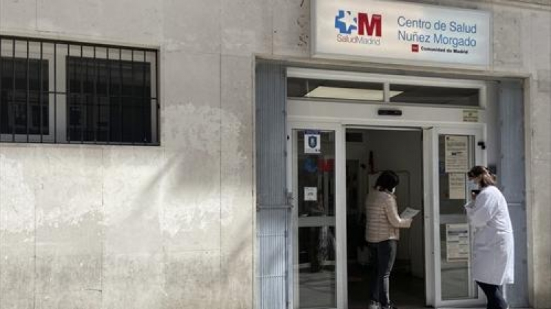 Una mujer conversa con una trabajadora sanitaria en la puerta del Centro de Salud Núñez Morgado perteneciente a la zona básica de salud de Núñez Morgado, en el distrito de Chamartín, en Madrid (España), a 22 de marzo de 2021.