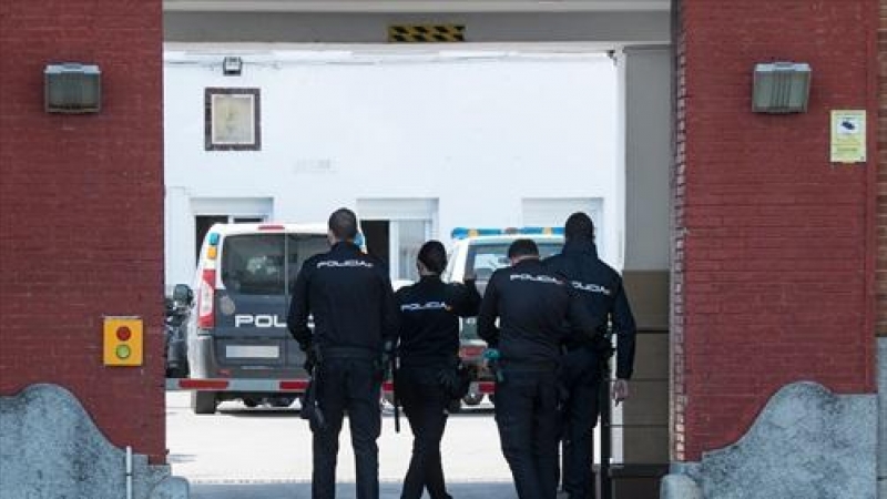 Agentes de Policía Nacional entran a la Comandancia de la Guardia Civil de Girona para recibir la vacuna de Moderna contra el Covid-19, en Girona, Catalunya.