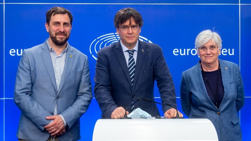 El expresident de la Generalitat, Carles Puigdemont (c) ofrece una rueda de prensa junto a los exconsellers Antoni Comín (i) y Clara Ponsatí (d) en Bruselas (Bélgica) en una imagen de archivo del 3 de junio de 2021.