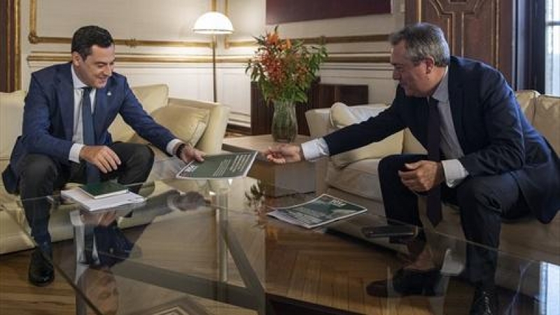 Juan Espadas entrega el documento con las propuestas del PSOE al presidente de la Junta, Juanma Moreno durante su reunión de la semana pasada.