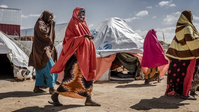 Varias mujeres caminan en un campo de refugiados de personas desplazadas por las inundaciones de Beledweyne, en Somalia, en diciembre de 2019.