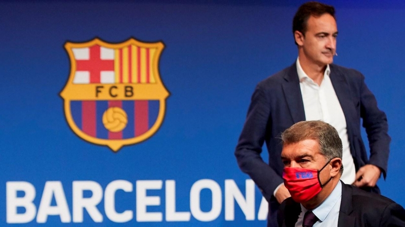 El president del Barça, Joan Laporta, en primer pla, amb el director general, Ferran Reverter, al fons, en la presentació dels resultats de la 'due dillegence'.