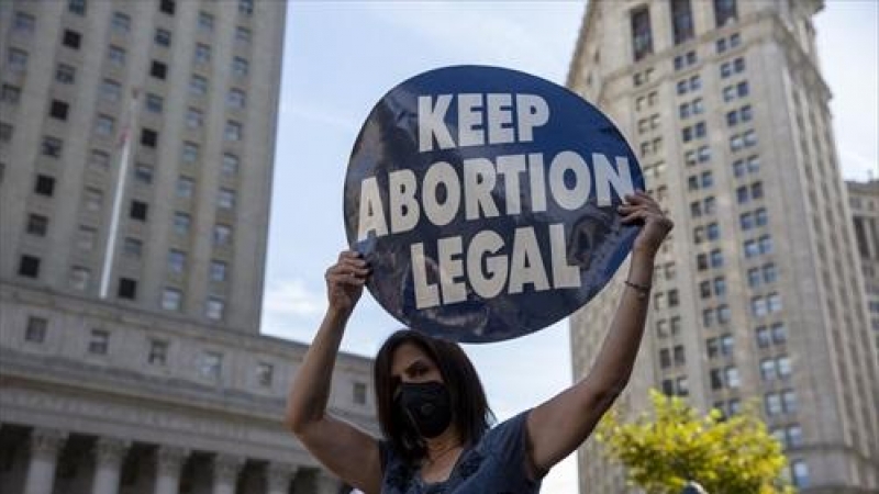 Una mujer sujeta una pancarta pro aborto en una marcha contra la ley de Texas.
