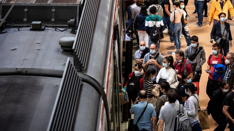 Varios pasajeros esperan a subir a un tren en la estación de Atocha - Cercanías, durante la quinta jornada de huelga de maquinistas de Renfe.  E.P./Alejandro Martínez Vélez.