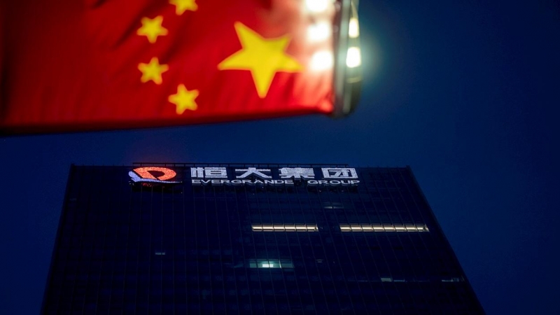 Una bandera china cerca de la sede central del grupo Evergrande, en Shenzhen, en la provincia de Guangdong. EFE/EPA/ALEX PLAVEVSKI