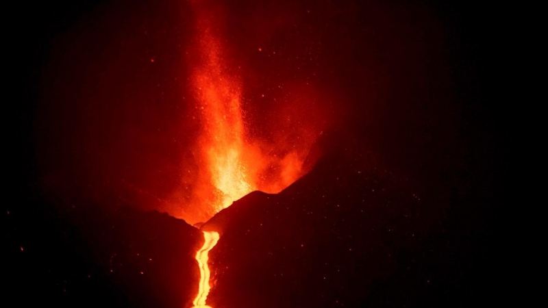 La colada liberada al derrumbarse el cono del volcán de La Palma lleva bloques de tamaño de casas de 3 pisos