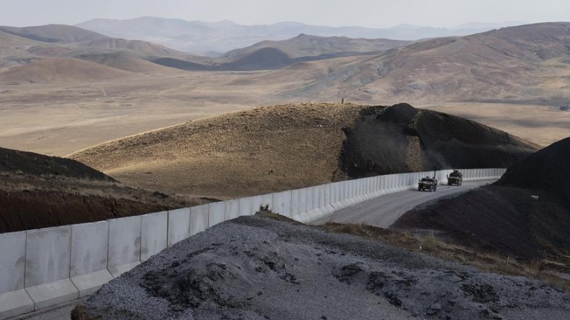 Vehículos militares turcos patrullan a lo largo del muro de hormigón recién construido en la frontera entre Irán y Turquía, cerca de la aldea de Chaldiran, al este de Turquía.