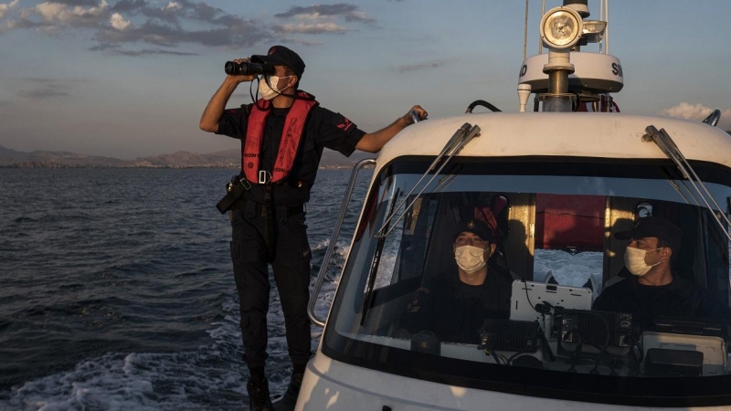 Guardacostas turcos patrullan en el lago de Van, cerca de la ciudad de Van, al este de Turquía.