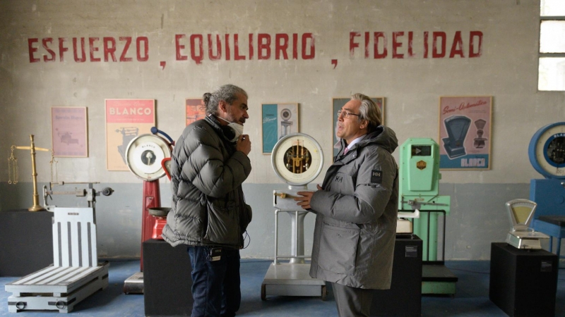 El director Fernando León, con Javier Bardem, en el rodaje de la película.
