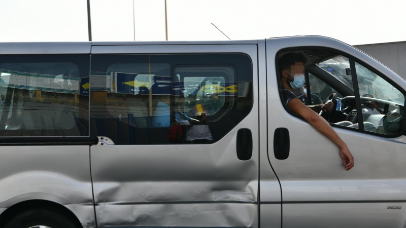 Una furgoneta lleva en su interior a menores marroquíes para su repatriación a su país de origen. Foto del 16 de agosto de 2021.