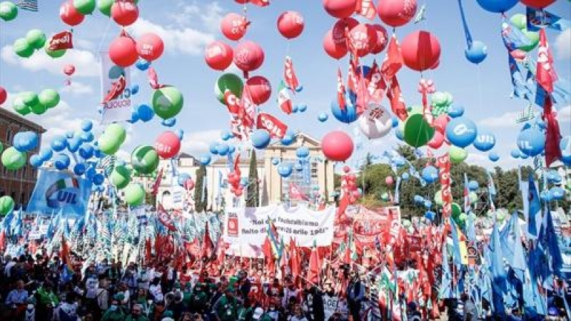 Miles de manifestantes participan en una manifestación contra el fascismo, sábado 16 de octubre de 2021.