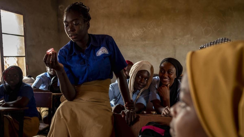 Una de las sesiones informativas sobre el proceso de la menstruación, los cambios que sufre el cuerpo de las adolescentes durante la pubertad y el uso de la copa menstrual, en Chad, noviembre de 2019.
